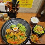 SPICY CURRY 魯珈 - ろかプレート(ゲーン・ガリー・ガイ～宮崎県産手羽元のイエローカレー～)＋ぷちカレー(蟹ダール～渡り蟹とインド豆のカレー～)＋ぷちサラダ＋ラッシー