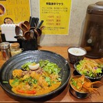SPICY CURRY 魯珈 - ろかプレート(ゲーン・ガリー・ガイ～宮崎県産手羽元のイエローカレー～)＋ぷちカレー(蟹ダール～渡り蟹とインド豆のカレー～)＋ぷちサラダ＋ラッシー