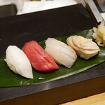 立食い寿司 根室花まる - えんがわ、本鮪赤身、道産 平目昆布〆、野村産 ほたて白子握り