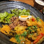 SPICY CURRY 魯珈 - ろかプレート(ゲーン・ガリー・ガイ～宮崎県産手羽元のイエローカレー～)