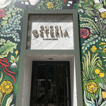 Gucci Osteria da Massimo Bottura - エントランスから華やかで