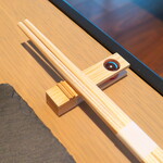 Indigo Home Kitchen Yamateras - 天ぷらのところで、割り箸登場！ ビー玉がはめ込まれた箸置きに、遊び心を感じる