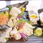 Directly delivered from Muroto, Kochi Prefecture! Assorted fish and shellfish sashimi with 2 raw Oyster