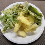 食彩厨房 甚兵衛 - ひらめと蕗の薹の天ぷら