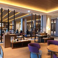 Indigo Home Kitchen Yamateras - セレクトショップからロビー方面。折しも「まん防」明け直後、最新のホテルだけに、宿泊客で賑わう