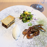 Indigo Home Kitchen Yamateras - 鰻のミルフィーユ ソフトシェルクラブ 山椒の香り。左下に添えられた「山椒とライムのサワークリーム」が絶妙！