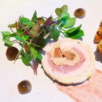 Indigo Home Kitchen Yamateras - 鶏肉とフォアグラ、その芯には尾張名物「守口漬」が巻かれる。贅沢版ロールチキン