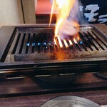 焼肉モランボン - 極厚特上タン塩を焼いてもらってる光景