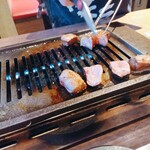 焼肉モランボン - 極厚特上タン塩を焼いてもらってる光景