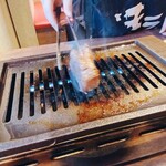 焼肉モランボン - 極厚特上タン塩を焼いてもらってる光景