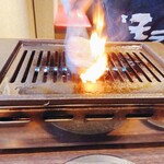 焼肉モランボン - 極厚特上タン塩を焼いてもらってる光景。全面をサッと焼いて切り分けて貰えます。