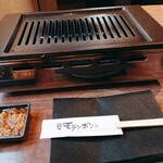 焼肉モランボン - ロースターと基本のタレ。タレはほとんど使ってないです。