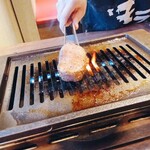 焼肉モランボン - 極厚特上タン塩を焼いてもらってる光景