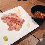 焼肉モランボン - 『ハラミ刺し』　軽く表面だけ火は入ってましたが、ほぼ生の状態！