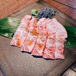 Yakinikumorambon - 『天使の上カルビ』　塩昆布を乗せて食べるとバツグンに美味しい！