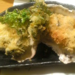 山葵 - 牡蠣フライ：生と焼き（塩と醤油）天ぷらと、それぞれ美味しい。