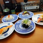 Muten Kurazushi - 明太いかにぎり かにカマにぎり一貫 ほたるいか沖漬け 旨だれ牛カルビ 特大えび一貫 あぶりたらこチーズ こぼれ釜揚しらす軍艦 あさり塩だれ軍艦 お出汁たこ焼き 明太小柱軍艦 サラダ えびマヨ シーフードサラダ 鯛入りちくわ1本揚げ 特選かににぎり 本ズワイガニ二種盛り軍艦 合計2069円