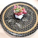 Hama sushi - 「本鮪たたきつつみ」100円。