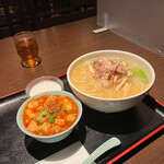 過橋米線 - 鶏肉米線780円の麻婆丼セット100円