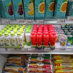 ムゲンフーズ・スズカ - 1階のスーパー、南米系のジュース各種