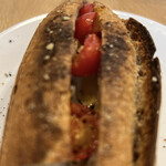 ブリコラージュ ブレッド アンド カンパニー - バゲットのアレンジ（チーズ、トマト、胡椒でカリッとトースト）