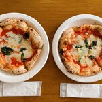 Pizza 八千代 - 右：満点にんにくマルゲリータ…税込1000円　左：マルゲリータ…税込1000円