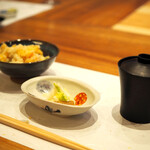 天婦羅 みやしろ - 昆布の出汁で炊いたご飯にプチトマト、その中にかき揚げを混ぜ入れた混ぜご飯