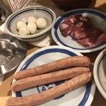 肉の佐藤 ジンギスカンとラムしゃぶ店 - ウズラの卵、羊のウインナー、スタミナ漬け