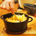 天婦羅 みやしろ - 昆布の出汁で炊いたご飯にプチトマト、その中にかき揚げを混ぜ入れた混ぜご飯