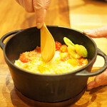 天婦羅 みやしろ - 昆布の出汁で炊いたご飯にプチトマト、その中にかき揚げを混ぜ入れた混ぜご飯