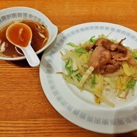 Az/ビーフン東 大阪店 - あっさり洗練された味わいの焼きビーフン（小盛）、汁ビーフンのスープと同じ鶏ガラベースのスープ付き