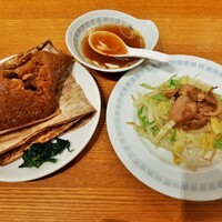 Az/ビーフン東 大阪店 - ボリュームたっぷり中華ちまき（バーツァン）に、焼きビーフン（小盛）と鶏のコクが豊かなスープ付きで1,000円