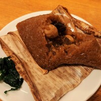 Az/ビーフン東 大阪店 - 艶々のもち米1粒1粒に具の旨味がしみ込む～♪こっくり甘辛い中華ちまきのお供は、高菜漬けみたいな生ザーサイ