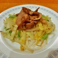 Az/ビーフン東 大阪店 - 細いのにプリッとコシがあるビーフンに、炒めたシャキシャキ野菜や甘辛い豚バラ乗せ♪卓上のにんにく醤油も良く合う！