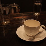 Ishikawa Mon - ブレンドコーヒー 400円。一杯づつ抽出された珈琲は店内の雰囲気とマッチし、より深い味わいを楽しめる。