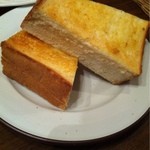 YOU - ハンバーグは厚切りのトーストが付きます。