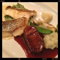 フレンチ キッチン - 真鯛のポワレと牛フィレ赤ワイン煮込み