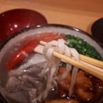 Okinawa Ryour Shima Sakaba Garakuta - 麺は屋やや平打ち　このボソボソ感がまたイイ