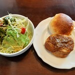 Torattoria Zeta - 熱々で提供いただける2種類のパン、新鮮なサラダには風味良いドレッシングが