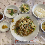 中国料理 丸勝 - 5種類ある週替わりランチメニューのうち上海焼きそばを選択