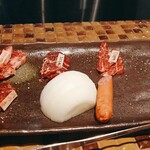 けとばし屋チャンピオン - 焼肉盛合せ　玉ねぎお代わり無料で玉ねぎ+甘醤油でご飯一杯いける。