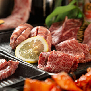 [Yakiniku (Grilled meat) course] Reasonably priced Yakiniku (Grilled meat) of Cow tongue and Wagyu beef loin
