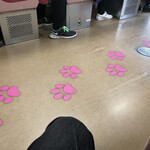 さか本そば店 - 車内の足あとペタペタ