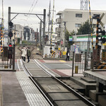 さか本そば店 - 踏み切りが鳴り出しますと、やって来たのはなんと！