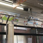 さか本そば店 - 吊り革も招き猫仕様なのだ、可愛いだろ。