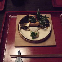 明日香 北千住店 - 先付けは、節分のしきたりにのっとって豆の煮付けと鬼よけ御頭鰯にヒイラギ。
