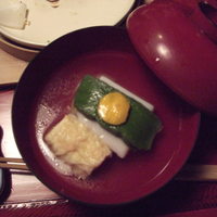 明日香 北千住店 - お椀は、おふと葛豆腐に柚子を添え、湯葉巻き餅米。