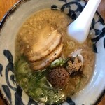 Menya Hachibee - あごだし白湯ラーメン(こってり背脂入り)¥880