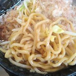 楽人 - 麺の感じ。啜りやすい麺だった。