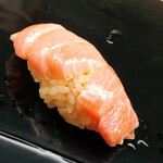 鮨おばな - 大トロの蛇腹。中トロと同じ舞鶴産です